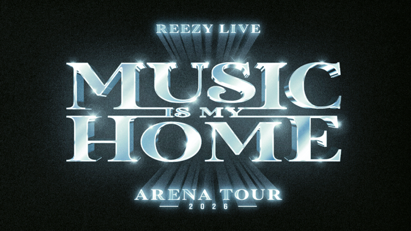 Ein Plakat für die Reezy Live Arena Tour 2026 mit dem Titel 'Music is My Home'. Der Text ist in glänzender, metallischer Schrift auf schwarzem Hintergrund., © links im Bild Ein Plakat für die Reezy Live Arena Tour 2026 mit dem Titel 'Music is My Home'. Der Text ist in glänzender, metallischer Schrift auf schwarzem Hintergrund., © links im Bild