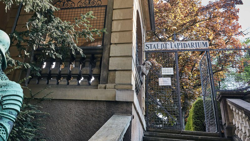 Entrance to the Municipal Lapidarium with a green knight statue in the foreground and a gate in the background., &copy; &copy; St&auml;dtisches Lapidarium, Foto Julia Ochs