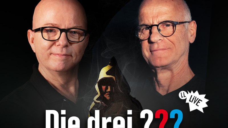 Zwei Männer mit Brillen und ein Kapuzenmann im Hintergrund. Text: Die drei ??? Das Erbe des Meisterdiebes. Mitmachtour 2026., © Lauscherlounge Veranstaltungen UG