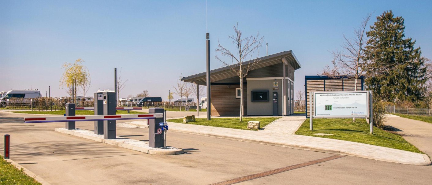 Entrance to the Beuren motorhome site with barrier and small building. Parked motorhomes can be seen in the background., © Stuttgart-Marketing GmbH, Sarah Schmid