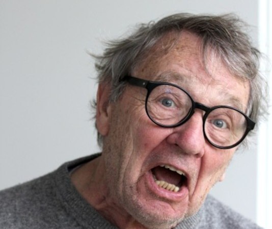 Ein &auml;lterer Mann mit Brille und grauem Pullover zeigt einen &uuml;berraschten Gesichtsausdruck vor einem neutralen Hintergrund., &copy; Theaterhaus Stuttgart e.V.