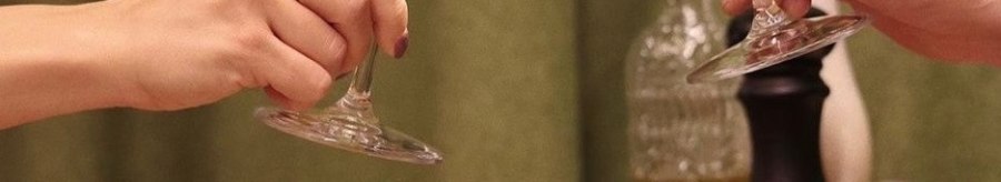 Zwei Personen sto&szlig;en mit Wei&szlig;- und Rotweingl&auml;sern an, umgeben von Pasta, Brot und Gem&uuml;segerichten auf einem Tisch., &copy; Roberts