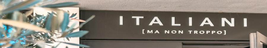 Eingang eines Restaurants mit dem Schild 'ITALIANI [MA NON TROPPO]'. Im Vordergrund sind unscharfe Pflanzen zu sehen., © SMG Stuttgart Marketing GmbH - Sarah Schmid