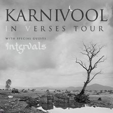 Schwarz-wei&szlig;es Poster der Karnivool In Verses Tour mit einem kahlen Baum in einer surrealen Landschaft. Der Text k&uuml;ndigt die Band und Special Guests an., &copy; links im Bild