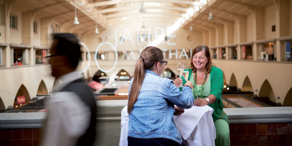 Genussführerin Sabine Wacker in der Markthalle, © Stuttgart-Marketing GmbH/Jean-Claude Winkler