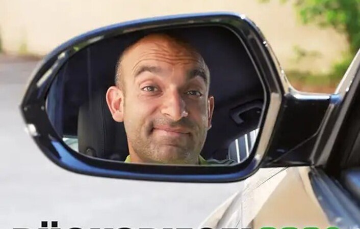 Ein Mann mit schelmischem Gesichtsausdruck im Rückspiegel eines Autos. Oben steht 'Django Asül', unten 'Rückspiegel 2026 - Ein satirischer Jahresrückblick'., © Theaterhaus Stuttgart e.V. Ein Mann mit schelmischem Gesichtsausdruck im Rückspiegel eines Autos. Oben steht 'Django Asül', unten 'Rückspiegel 2026 - Ein satirischer Jahresrückblick'., © Theaterhaus Stuttgart e.V.