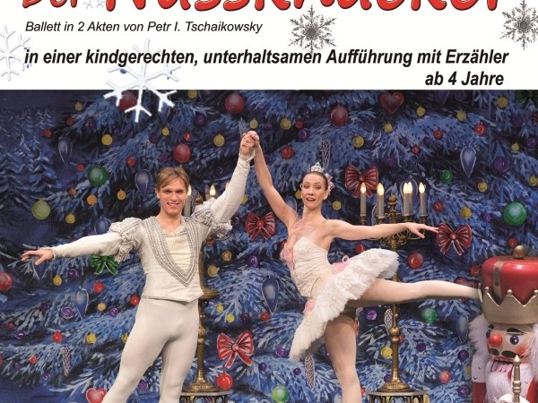 Plakat für 'Der Nussknacker' mit Tänzern in Kostümen vor einem weihnachtlichen Hintergrund. Text beschreibt eine kindgerechte Aufführung mit Erzähler ab 4 Jahren., © Great Performances UG Plakat für 'Der Nussknacker' mit Tänzern in Kostümen vor einem weihnachtlichen Hintergrund. Text beschreibt eine kindgerechte Aufführung mit Erzähler ab 4 Jahren., © Great Performances UG