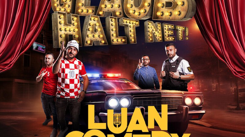 Advertising poster for Luan Comedy with the program 'Glaub halt net! Several people are standing in front of a car with police lights, surrounded by red curtains., &copy; Theaterhaus Stuttgart e.V.