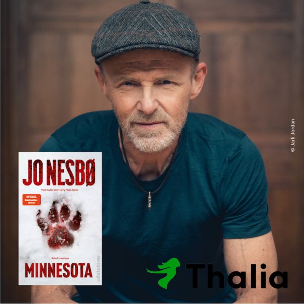 Ein Mann mit M&uuml;tze sitzt neben dem Buchcover von Jo Nesb&oslash;s 'Minnesota'. Das Cover zeigt eine blutige Pfotenabdruck im Schnee., &copy; Thalia Deutschland GmbH & Co. KG