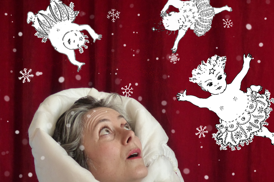 Eine Frau in einem weißen Mantel blickt nach oben. Um sie herum schweben gezeichnete Schneeflocken-Engel vor einem roten Hintergrund., © Figurentheater Weidringer Eine Frau in einem weißen Mantel blickt nach oben. Um sie herum schweben gezeichnete Schneeflocken-Engel vor einem roten Hintergrund., © Figurentheater Weidringer