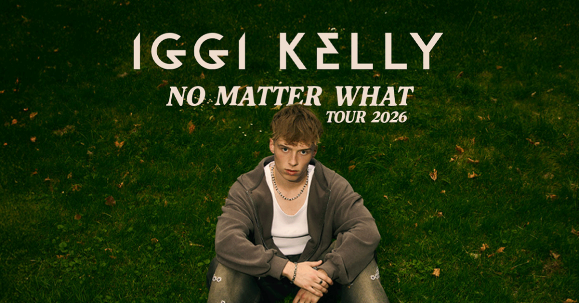 Ein junger Mann sitzt nachdenklich auf einer gr&uuml;nen Wiese. &Uuml;ber ihm steht der Text "Iggi Kelly - No Matter What Tour 2026"., &copy; links im Bild