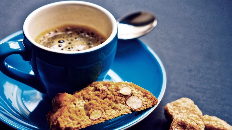 Blaue Tasse mit Kaffee und Biscotti auf einem Unterteller, daneben Zuckerw&uuml;rfel., &copy; Altes Schauspielhaus und Kom&ouml;die im Marquardt e.V.