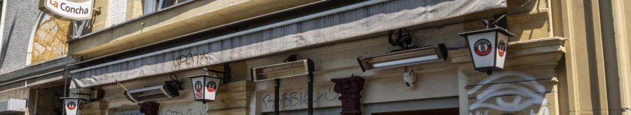 Fassade einer Bar namens La Concha mit Graffiti und Schildern von Erdinger Wei&szlig;br&auml;u. Die Au&szlig;enw&auml;nde sind mit Graffiti verziert., &copy; SMG, Sarah Schmid