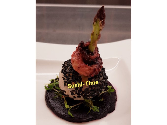 Kunstvoll angerichtetes Sushi mit schwarzem Sesam, Spargel und Oktopus auf einem Teller. Text 'Sushi-Time' auf dem Gericht., &copy; Kultweine-Kochwelten-Kunst&uuml;cke - Kochschule Sonja Lenz