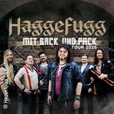 Die Band Haggefugg posiert vor einem Backsteinbogen für ihr Tourposter "Mit Sack und Pack Tour 2026"., © links im Bild