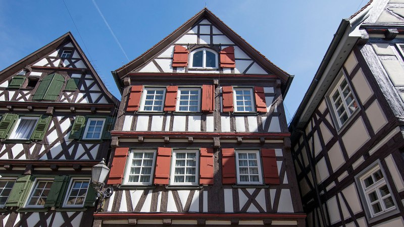 Half-timbered houses in Schorndorf with colorful shutters and blue sky in the background., © Joachim Mende Half-timbered houses in Schorndorf with colorful shutters and blue sky in the background., © Joachim Mende