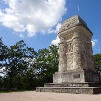 A massive stone Bismarck Tower stands on a square, surrounded by trees and under a blue sky with few clouds., © SMG A massive stone Bismarck Tower stands on a square, surrounded by trees and under a blue sky with few clouds., © SMG