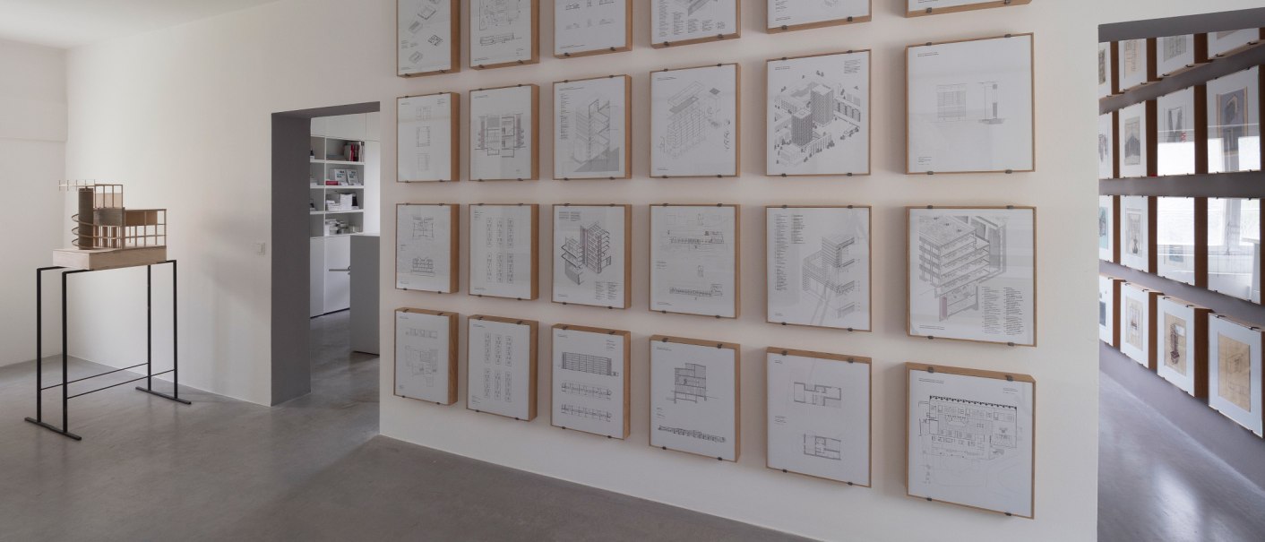 Ausstellungsraum mit Architekturzeichnungen in Holzrahmen, Modell auf schwarzem Tisch und Blick in den Nebenraum., &copy; Thomas F&uuml;tterer