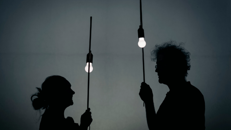 Schattenfiguren machen die Geschichte sichtbar., © Fithe – Das Figurentheater aus Ostbelgien Schattenfiguren machen die Geschichte sichtbar., © Fithe – Das Figurentheater aus Ostbelgien