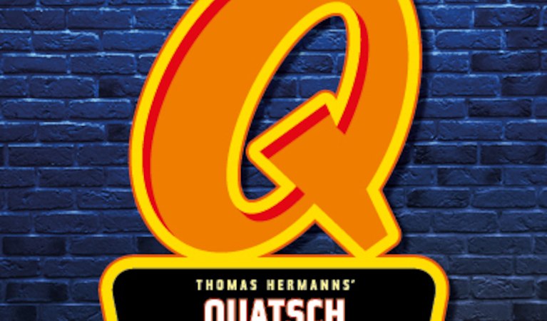 Das Logo des Quatsch Comedy Clubs zeigt ein großes gelbes 'Q' vor einer blauen Backsteinwand., © Rosenau Kultur e.V.