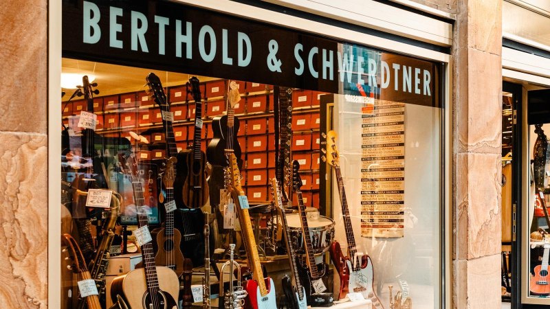 Shop window of the music store Berthold & Schwerdtner with guitars and other instruments on display., © SMG Stuttgart Marketing GmbH - Sarah Schmid