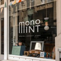 Eingang des Monomint Concept Stores mit dekorativem Schaufenster und bunter Wimpelkette., &copy; SMG, Sarah Schmid