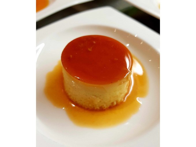 A caramel flan on a white plate, shiny and covered with a layer of caramel., &copy; Kultweine-Kochwelten-Kunst&uuml;cke - Kochschule Sonja Lenz