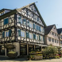 Half-timbered houses in the old town of Kirchheim unter Teck, sunny day, stores and flowers in the street., © SMG Stuttgart Marketing GmbH - Sarah Schmid