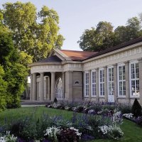 The Kursaal Bad Cannstatt with classic architecture, large windows and a well-tended garden in the foreground, surrounded by trees., © Stuttgart-Marketing GmbH The Kursaal Bad Cannstatt with classic architecture, large windows and a well-tended garden in the foreground, surrounded by trees., © Stuttgart-Marketing GmbH