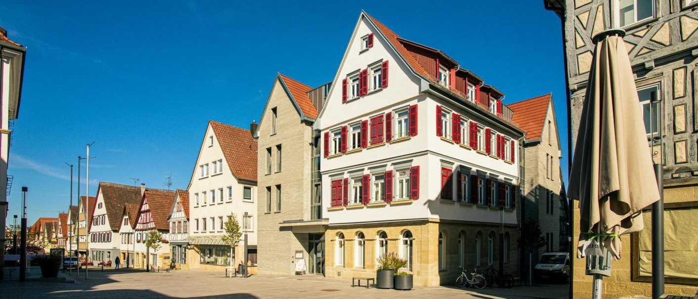 Historic buildings on the market square of Marbach am Neckar under a clear blue sky. The facades are decorated with red shutters., © Stuttgart-Marketing GmbH, Sarah Schmid Historic buildings on the market square of Marbach am Neckar under a clear blue sky. The facades are decorated with red shutters., © Stuttgart-Marketing GmbH, Sarah Schmid