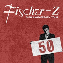 Plakat zur Fischer-Z 50th Anniversary Tour. Eine Person hält ein Schild mit der Zahl 50 vor rotem Hintergrund., © links im Bild