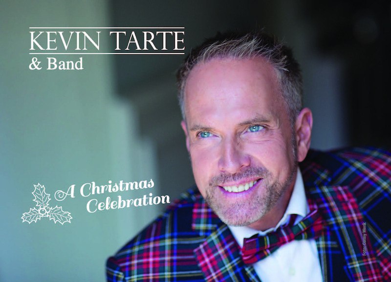 Mann in kariertem Anzug lächelt, daneben der Text 'Kevin Tarte & Band, A Christmas Celebration' mit weihnachtlichen Motiven., © Renitenztheater Stuttgart e.V. Mann in kariertem Anzug lächelt, daneben der Text 'Kevin Tarte & Band, A Christmas Celebration' mit weihnachtlichen Motiven., © Renitenztheater Stuttgart e.V.