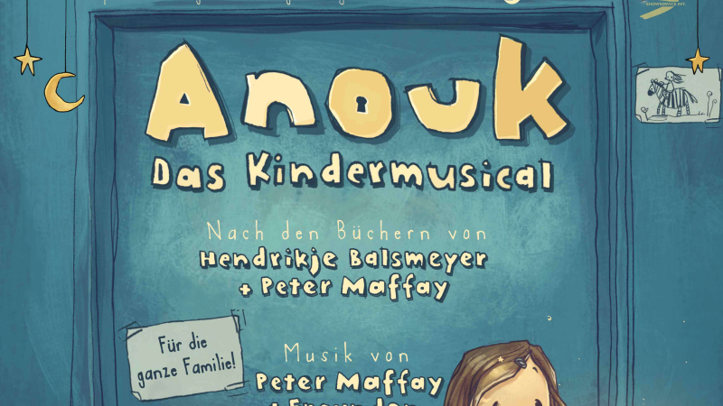 Ein M&auml;dchen mit einer Laterne steht vor einer T&uuml;r, umgeben von Sternen und Mond. Text: Anouk - Das Kindermusical, basierend auf B&uuml;chern von Hendrikje Balsmeyer und Peter Maffay., &copy; C&sup2; CONCERTS GMBH