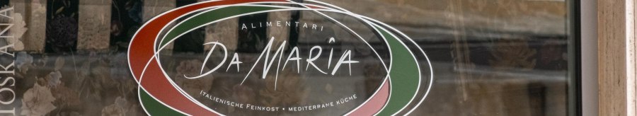 Schaufenster mit dem Logo von "Alimentari Da Maria". Es zeigt italienische Farben und bietet italienische Feinkost und mediterrane K&uuml;che an., &copy; Stuttgart Marketing GmbH, Sarah Schmid