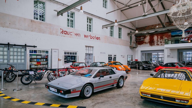 Innenansicht der Motorworld Region Stuttgart mit klassischen Autos und Motorrädern in einer Halle mit hohen Decken und einem Kronleuchter., © Stuttgart-Marketing GmbH, Thomas Niedermüller Innenansicht der Motorworld Region Stuttgart mit klassischen Autos und Motorrädern in einer Halle mit hohen Decken und einem Kronleuchter., © Stuttgart-Marketing GmbH, Thomas Niedermüller