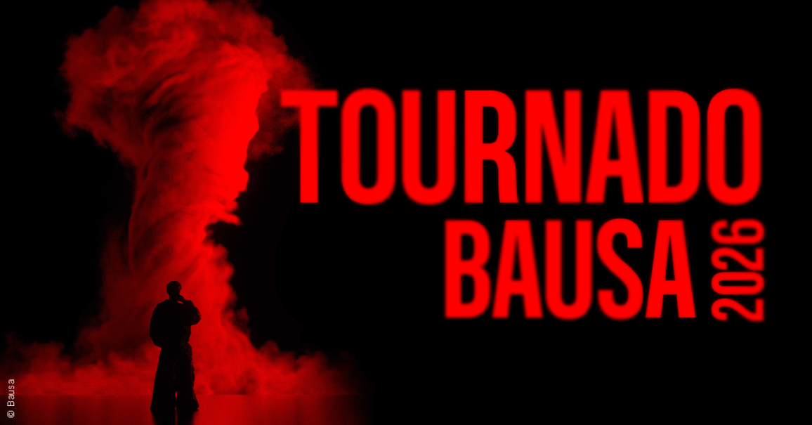 Eine Silhouette steht vor einem roten Tornado. Daneben der Schriftzug 'Tournado Bausa 2026' in leuchtendem Rot auf schwarzem Hintergrund., &copy; links im Bild