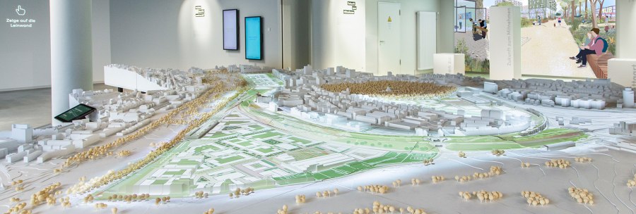 Ein detailliertes Stadtmodell zeigt die geplante Entwicklung des Rosenstein-Areals in Stuttgart, präsentiert in einer modernen Ausstellung., © Stadt Stuttgart / Fabian Schöttle