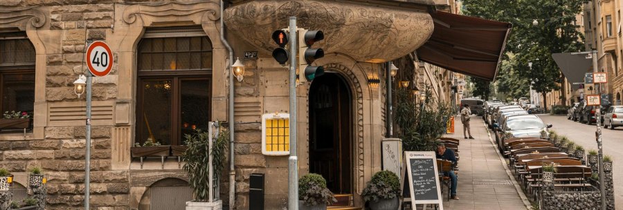 A restaurant called Sultan Saray in a historic building. There are tables on the sidewalk in front of the entrance. A traffic sign indicates 40 km/h., © SMG Stuttgart Marketing GmbH - Sarah Schmid