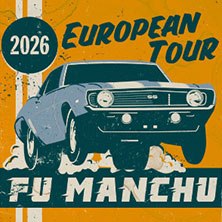Ein Poster zeigt ein Muscle-Car mit der Aufschrift 'Fu Manchu European Tour 2026' auf orangefarbenem Hintergrund., &copy; links im Bild