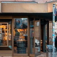 Fassade des Stores mit großen Schaufenstern. Durch die spiegelnden Scheiben erkennt man Backware in der Auslage., © Stuttgart-Marketing GmbH, Sarah Schmid Fassade des Stores mit großen Schaufenstern. Durch die spiegelnden Scheiben erkennt man Backware in der Auslage., © Stuttgart-Marketing GmbH, Sarah Schmid