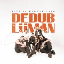 Sechs Personen posieren vor einem weißen Hintergrund. Oben steht 'Live in Europe 2026 Dedublüman' in großen Buchstaben., © links im Bild