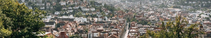 Panoramic view of Stuttgart from Wei&szlig;enburgpark, with many houses and green hills in the background., &copy; Stuttgart-Marketing GmbH Romeo Felsenreich