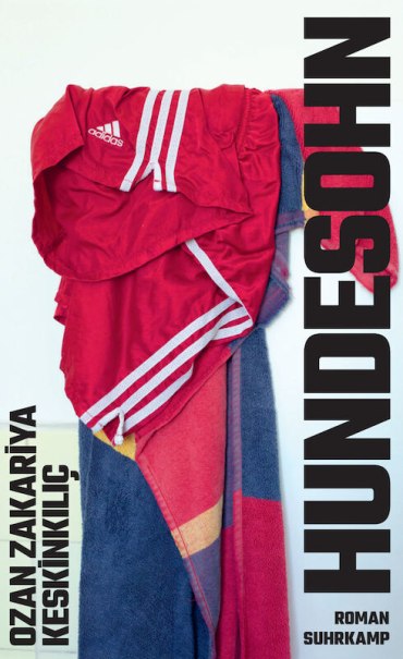 Buchcover des Romans 'Hundesohn' von Ozan Zakariya Keskinkılı&ccedil;. Ein rotes Adidas-Shirt h&auml;ngt &uuml;ber einem bunten Handtuch., &copy; Literaturhaus Stuttgart