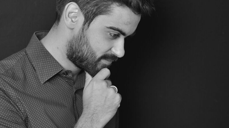 Schwarz-weiß Porträt eines Mannes mit Bart, der nachdenklich zur Seite schaut und seine Hand ans Kinn legt., © Fortepiano-Festival Stuttgart Schwarz-weiß Porträt eines Mannes mit Bart, der nachdenklich zur Seite schaut und seine Hand ans Kinn legt., © Fortepiano-Festival Stuttgart