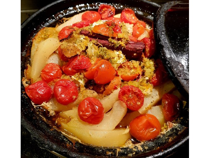 An oriental dish with tomatoes, pears and spices in a pot, partially covered. Colorful ingredients and aromatic spices visible., © Kultweine-Kochwelten-Kunstücke - Kochschule Sonja Lenz An oriental dish with tomatoes, pears and spices in a pot, partially covered. Colorful ingredients and aromatic spices visible., © Kultweine-Kochwelten-Kunstücke - Kochschule Sonja Lenz