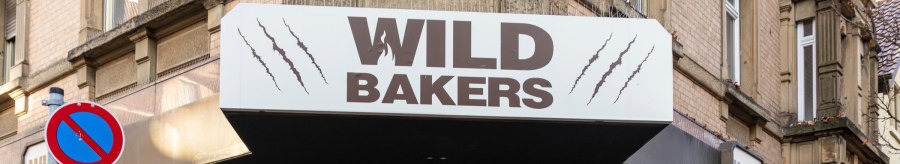 Entrance to the Wildbakers store with large display windows to the left and right of the entrance., &copy; Stuttgart-Marketing GmbH, Sarah Schmid