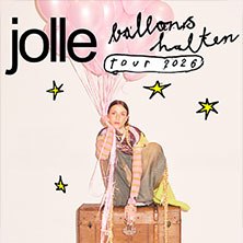 Eine Person sitzt auf einem Koffer und hält rosa Ballons. Der Text "jolle - ballons halten tour 2026" ist im Bild., © links im Bild Eine Person sitzt auf einem Koffer und hält rosa Ballons. Der Text "jolle - ballons halten tour 2026" ist im Bild., © links im Bild