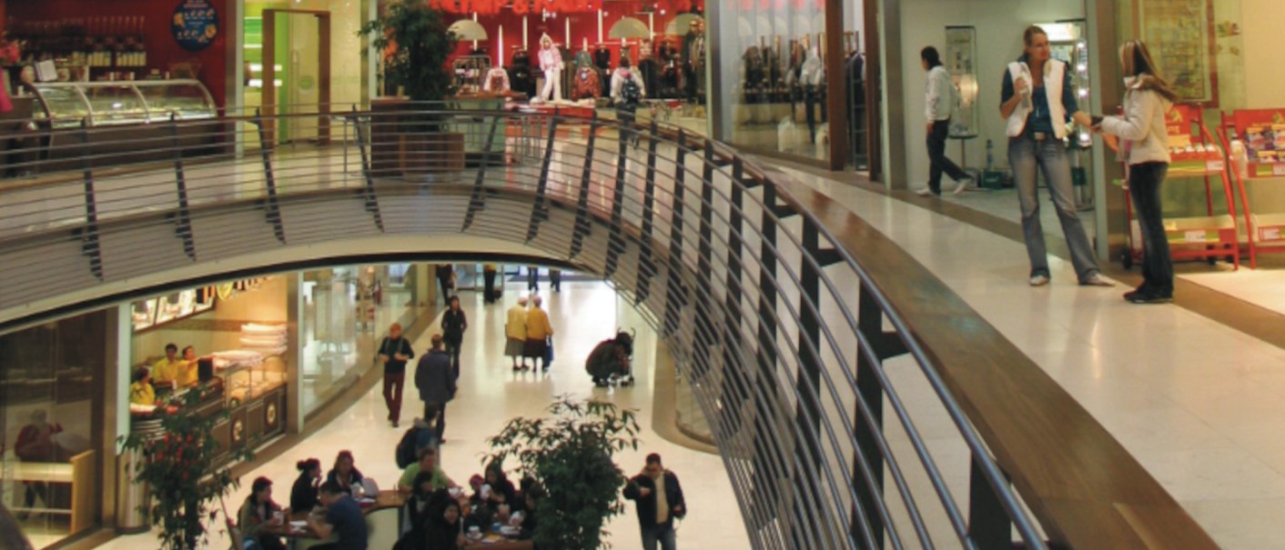 Innenansicht der K&ouml;nigsbau Passagen mit Gesch&auml;ften und Menschen auf zwei Etagen. Eine geschwungene Br&uuml;cke verbindet die Bereiche., &copy; Stuttgart-Marketing GmbH