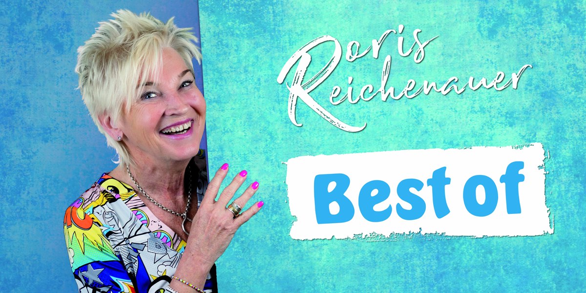 Eine lächelnde Frau mit kurzem, blondem Haar vor einem blauen Hintergrund mit der Aufschrift 'Doris Reichenauer Best of'., © Friedrichsbau Varieté Eine lächelnde Frau mit kurzem, blondem Haar vor einem blauen Hintergrund mit der Aufschrift 'Doris Reichenauer Best of'., © Friedrichsbau Varieté