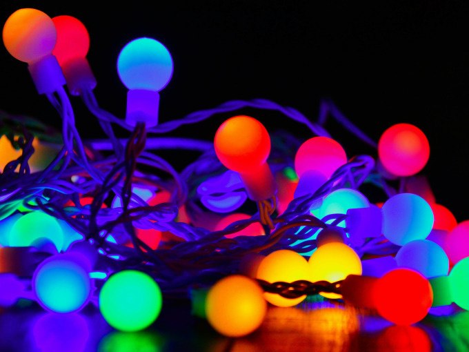 Bunte LED-Lichterkette mit leuchtenden Kugeln in Rot, Blau, Grün und Gelb auf dunklem Hintergrund., © Cool-Tours StattReisen Bunte LED-Lichterkette mit leuchtenden Kugeln in Rot, Blau, Grün und Gelb auf dunklem Hintergrund., © Cool-Tours StattReisen